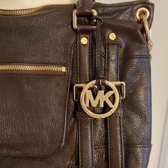 Beautiful Brown Leather Michael Kors Mc Graw Crossbody Bag with Gold Hardware - Picture 4 of 11